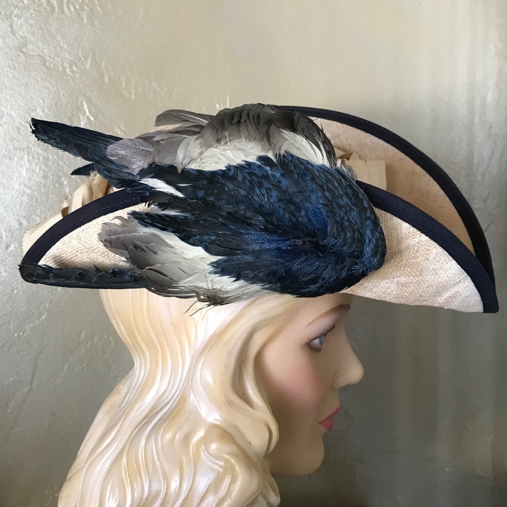 VERY RARE 1900s' CREAM STRAW HAT WITH TWO BLUE/GRAY/WHITE FEATHER BIRDS - Picture 8 of 15